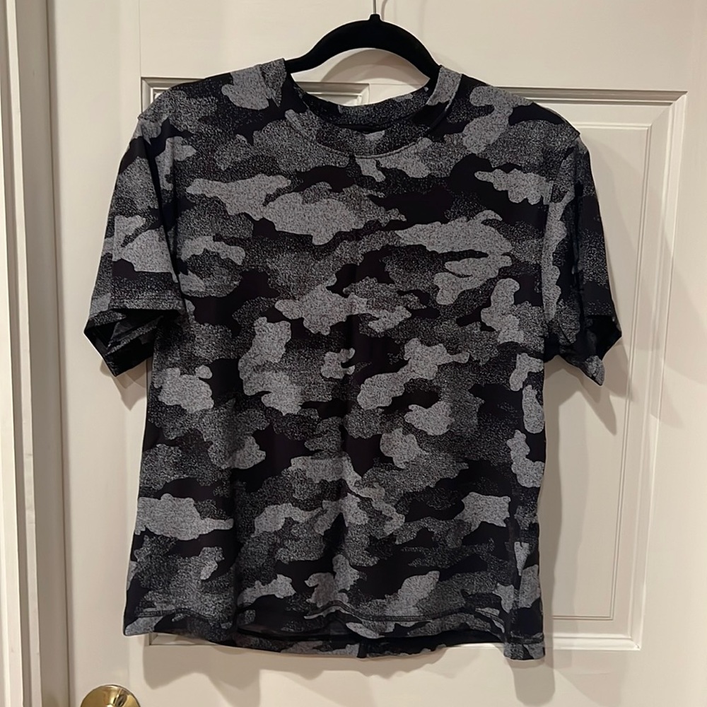 Lululemon short sleeved cropped camo tee